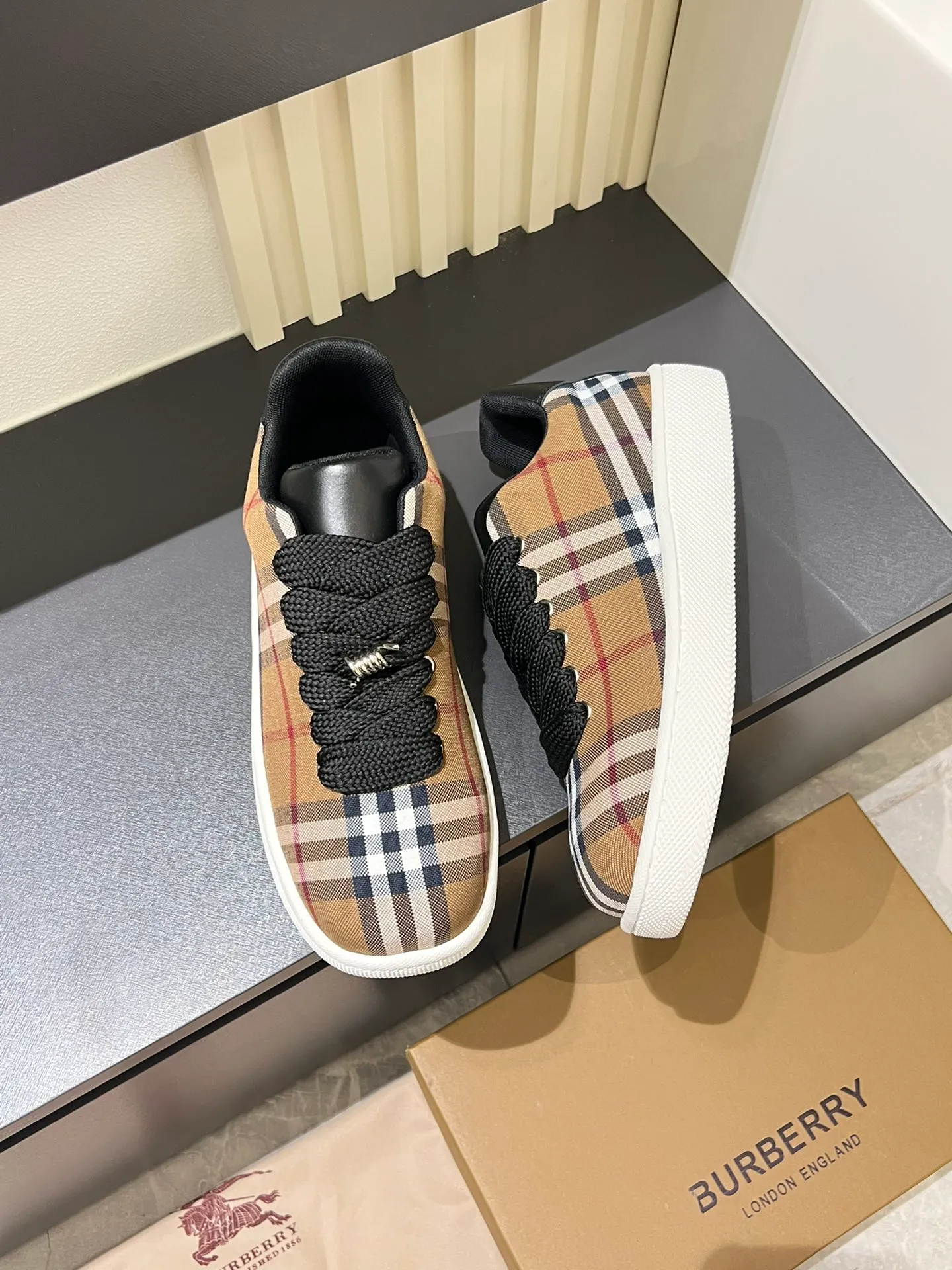 Men's shoes 💰p380 "Burberr*" new thick-soled men's casual sports shoes, cool sneakers and bread shoes, originally purchased and developed, the top version of Box series sports shoes, made of smooth calfskin fabric, embellished with embossed Equestrian Knight logo (EKD). Made of mesh lining, the laces are decorated with metal coils, the rubber soles are decorated with the Burberry letter logo, and the original molded 3.5CM two-color T men's shoes 💰pU outsole! Male 38-44 (45 customized)